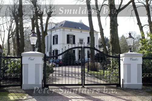 Huizen 7 maart 2010
Linda de Mol haar huis wordt verbouwt. Sander Vahle komt de kinderen halen met zijn Range Rover.
Peter Smulders bv