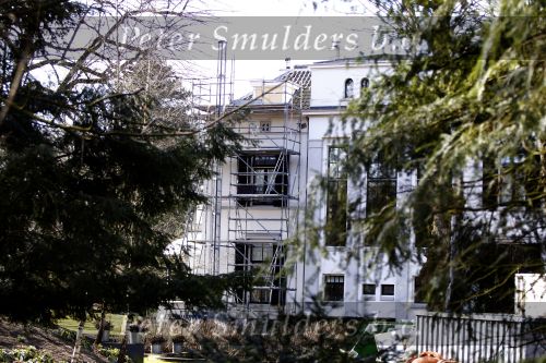 Huizen 7 maart 2010
Linda de Mol haar huis wordt verbouwt. Sander Vahle komt de kinderen halen met zijn Range Rover.
Peter Smulders bv