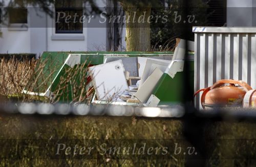 Huizen 7 maart 2010
Linda de Mol haar huis wordt verbouwt. Sander Vahle komt de kinderen halen met zijn Range Rover.
Peter Smulders bv