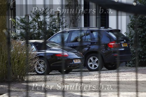 Huizen 7 maart 2010
Linda de Mol haar huis wordt verbouwt. Sander Vahle komt de kinderen halen met zijn Range Rover.
Peter Smulders bv