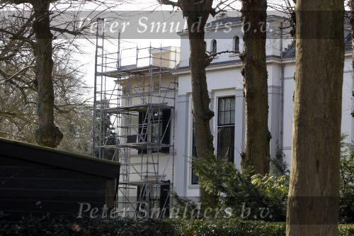 Huizen 7 maart 2010
Linda de Mol haar huis wordt verbouwt. Sander Vahle komt de kinderen halen met zijn Range Rover.
Peter Smulders bv