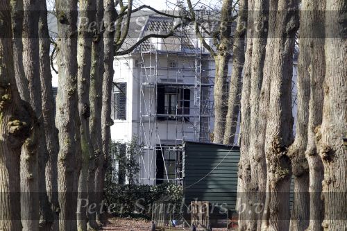 Huizen 7 maart 2010
Linda de Mol haar huis wordt verbouwt. Sander Vahle komt de kinderen halen met zijn Range Rover.
Peter Smulders bv
