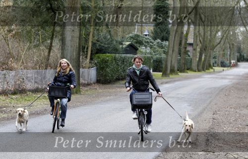 Huizen 13 maart 2010
Jeroen Rietbergen en Linda de Mol met de honden van Linda 
Peter Smulders bv