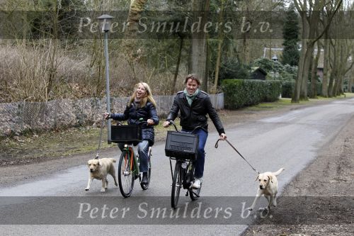 Huizen 13 maart 2010
Jeroen Rietbergen en Linda de Mol met de honden van Linda 
Peter Smulders bv
