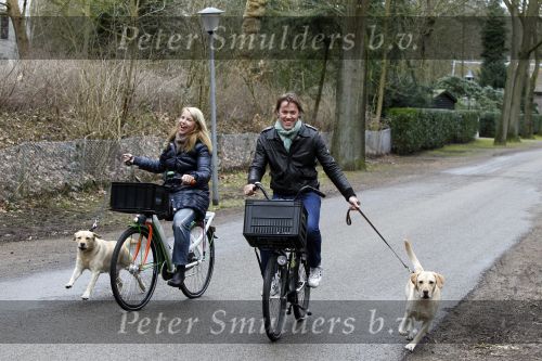 Huizen 13 maart 2010
Jeroen Rietbergen en Linda de Mol met de honden van Linda 
Peter Smulders bv