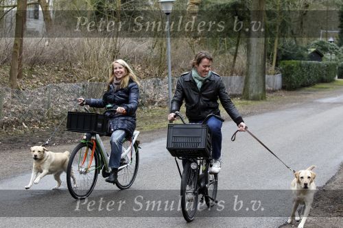 Huizen 13 maart 2010
Jeroen Rietbergen en Linda de Mol met de honden van Linda 
Peter Smulders bv
