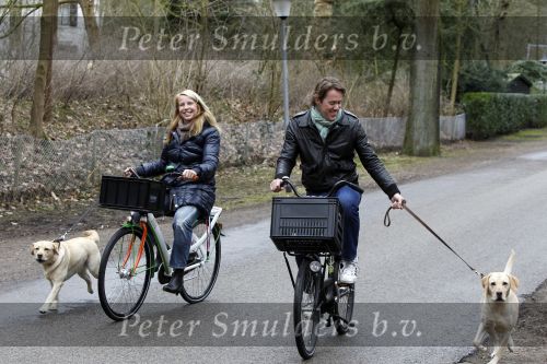 Huizen 13 maart 2010
Jeroen Rietbergen en Linda de Mol met de honden van Linda 
Peter Smulders bv