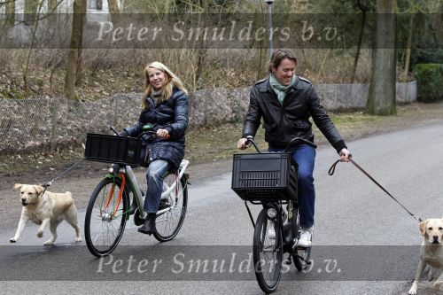 Huizen 13 maart 2010
Jeroen Rietbergen en Linda de Mol met de honden van Linda 
Peter Smulders bv