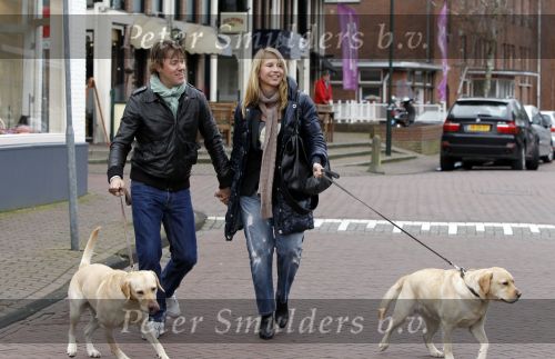 Huizen 13 maart 2010
Jeroen Rietbergen en Linda de Mol met de honden van Linda 
Peter Smulders bv