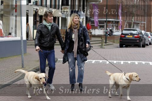 Huizen 13 maart 2010
Jeroen Rietbergen en Linda de Mol met de honden van Linda 
Peter Smulders bv