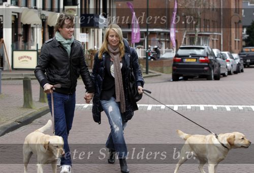 Huizen 13 maart 2010
Jeroen Rietbergen en Linda de Mol met de honden van Linda 
Peter Smulders bv