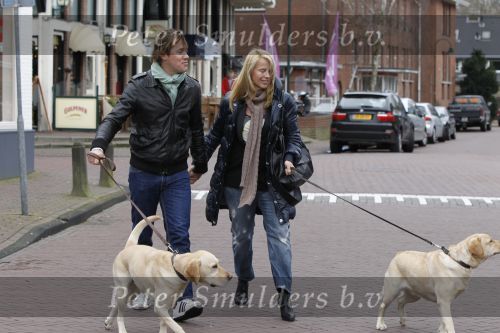 Huizen 13 maart 2010
Jeroen Rietbergen en Linda de Mol met de honden van Linda 
Peter Smulders bv
