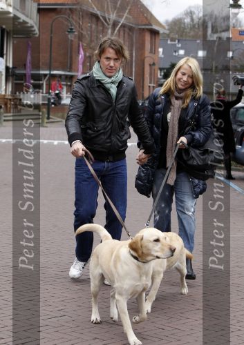 Huizen 13 maart 2010
Jeroen Rietbergen en Linda de Mol met de honden van Linda 
Peter Smulders bv