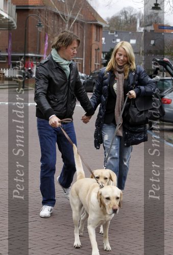 Huizen 13 maart 2010
Jeroen Rietbergen en Linda de Mol met de honden van Linda 
Peter Smulders bv