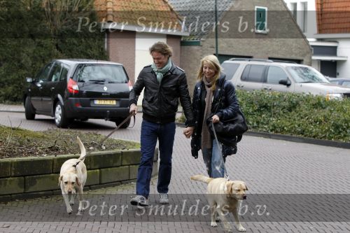 Huizen 13 maart 2010
Jeroen Rietbergen en Linda de Mol met de honden van Linda 
Peter Smulders bv