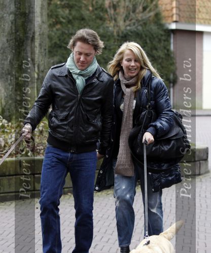 Huizen 13 maart 2010
Jeroen Rietbergen en Linda de Mol met de honden van Linda 
Peter Smulders bv
