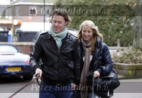 Huizen 13 maart 2010
Jeroen Rietbergen en Linda de Mol met de honden van Linda 
Peter Smulders bv