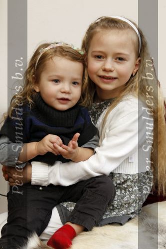 Den Haag 14 maart 2010
Robert Schoemacher met zijn dochters Livia en en Andjelica en vrouw Claudia en zijn ex vriendin Anja bij hem thuis.
Peter Smulders bv