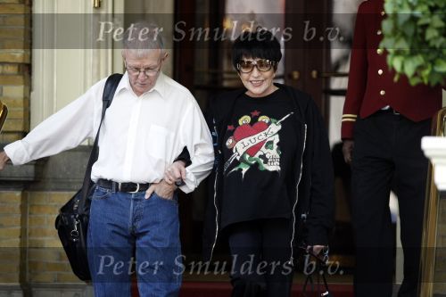 Amsterdam 24 juni 2009
Liza Minelli verlaat het amstel hltel in amsterdam.
Peter Smulders bv
