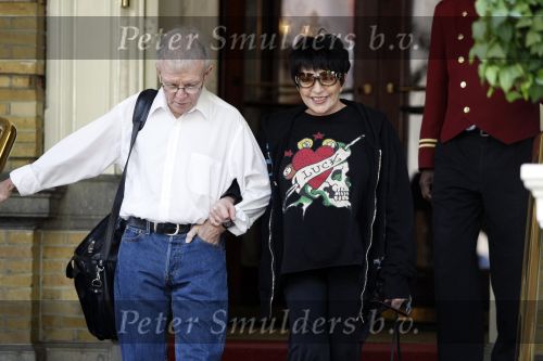 Amsterdam 24 juni 2009
Liza Minelli verlaat het amstel hltel in amsterdam.
Peter Smulders bv