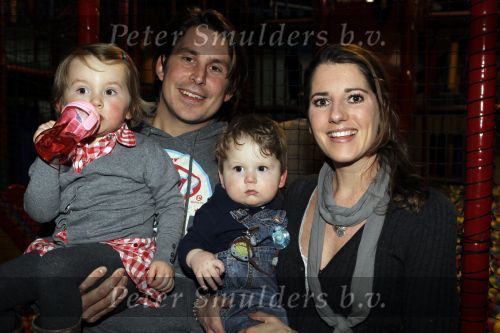 Hoofddorp 3 februari 2010
Presentatie romper tbv stop kindermisbruik bij happy kids in hoofddorp. Lodewijk Hoekstra met vrouw en kinderen
Peter Smulders bv
