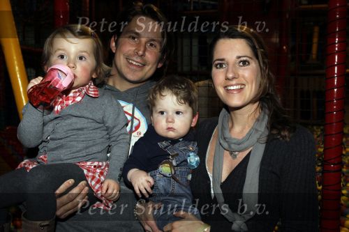 Hoofddorp 3 februari 2010
Presentatie romper tbv stop kindermisbruik bij happy kids in hoofddorp. Lodewijk Hoekstra met vrouw en kinderen
Peter Smulders bv