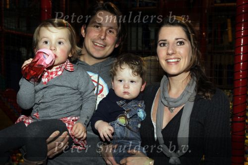 Hoofddorp 3 februari 2010
Presentatie romper tbv stop kindermisbruik bij happy kids in hoofddorp. Lodewijk Hoekstra met vrouw en kinderen
Peter Smulders bv