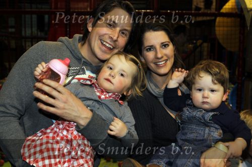 Hoofddorp 3 februari 2010
Presentatie romper tbv stop kindermisbruik bij happy kids in hoofddorp. Lodewijk Hoekstra met vrouw en kinderen
Peter Smulders bv