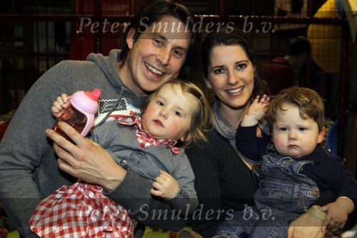 Hoofddorp 3 februari 2010
Presentatie romper tbv stop kindermisbruik bij happy kids in hoofddorp. Lodewijk Hoekstra met vrouw en kinderen
Peter Smulders bv
