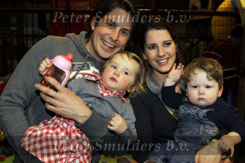 Hoofddorp 3 februari 2010
Presentatie romper tbv stop kindermisbruik bij happy kids in hoofddorp. Lodewijk Hoekstra met vrouw en kinderen
Peter Smulders bv