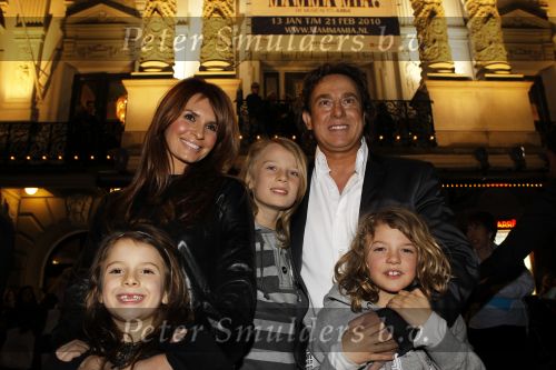 Amsterdam 14 januari 2010
Marc en Leontine Borsato bij voorstelling mama mia in carre met hun kinderen Jada Senna en Luca.
Peter Smulders bv