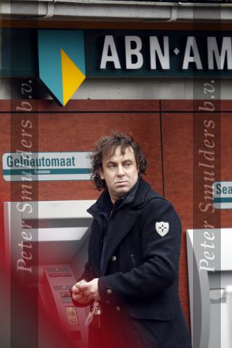 Blaricum 19 februari 2010
Marco Borsato geld aan het pinnen met zijn porsche 911 cabrio.
Peter Smulders bv