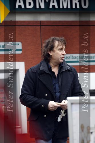 Blaricum 19 februari 2010
Marco Borsato geld aan het pinnen met zijn porsche 911 cabrio.
Peter Smulders bv