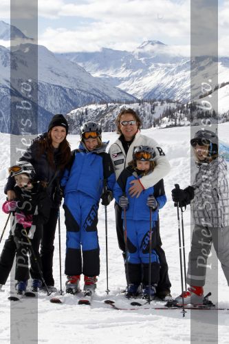 Blatten 23 februari 2010
Marco en Leontien Borsato op skivakantie met hun kinderen Luca Senna en Jada. Ook Armando Vanessa en Chiara Borsato zijn erbij . Moeder Mary was er ook bij.
Peter Smulders bv