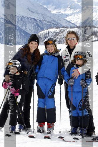 Blatten 23 februari 2010
Marco en Leontien Borsato op skivakantie met hun kinderen Luca Senna en Jada. Ook Armando Vanessa en Chiara Borsato zijn erbij . Moeder Mary was er ook bij.
Peter Smulders bv