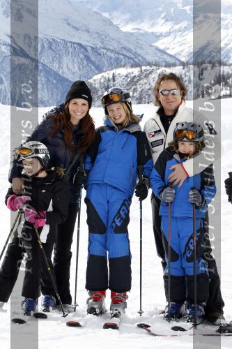 Blatten 23 februari 2010
Marco en Leontien Borsato op skivakantie met hun kinderen Luca Senna en Jada. Ook Armando Vanessa en Chiara Borsato zijn erbij . Moeder Mary was er ook bij.
Peter Smulders bv