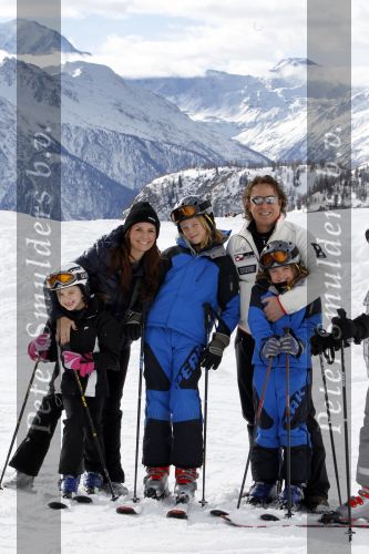 Blatten 23 februari 2010
Marco en Leontien Borsato op skivakantie met hun kinderen Luca Senna en Jada. Ook Armando Vanessa en Chiara Borsato zijn erbij . Moeder Mary was er ook bij.
Peter Smulders bv