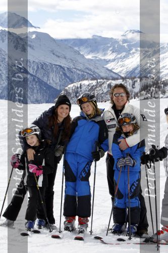Blatten 23 februari 2010
Marco en Leontien Borsato op skivakantie met hun kinderen Luca Senna en Jada. Ook Armando Vanessa en Chiara Borsato zijn erbij . Moeder Mary was er ook bij.
Peter Smulders bv