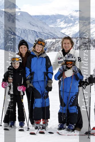 Blatten 23 februari 2010
Marco en Leontien Borsato op skivakantie met hun kinderen Luca Senna en Jada. Ook Armando Vanessa en Chiara Borsato zijn erbij . Moeder Mary was er ook bij.
Peter Smulders bv