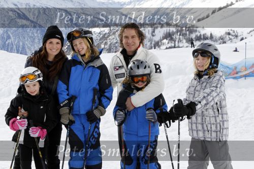 Blatten 23 februari 2010
Marco en Leontien Borsato op skivakantie met hun kinderen Luca Senna en Jada. Ook Armando Vanessa en Chiara Borsato zijn erbij . Moeder Mary was er ook bij.
Peter Smulders bv