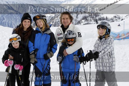 Blatten 23 februari 2010
Marco en Leontien Borsato op skivakantie met hun kinderen Luca Senna en Jada. Ook Armando Vanessa en Chiara Borsato zijn erbij . Moeder Mary was er ook bij.
Peter Smulders bv