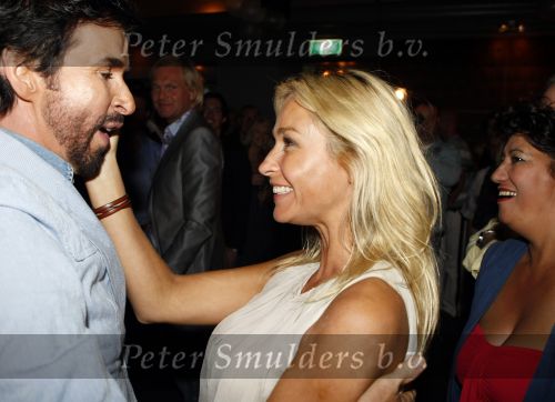 Amsterdam 8 augustus 2009
Mari v d Ven viert zijn 50e verjaardag. Mari met Wendy v Dijk
Peter Smulders bv