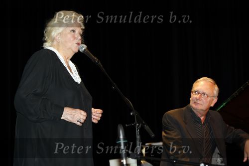 Lommel 7 juni 2009
Marie Cecile Moerdijk viert haar 80e verjaardag in schouwburg van Lommel. Met broer Carlos
Peter Smulders bv