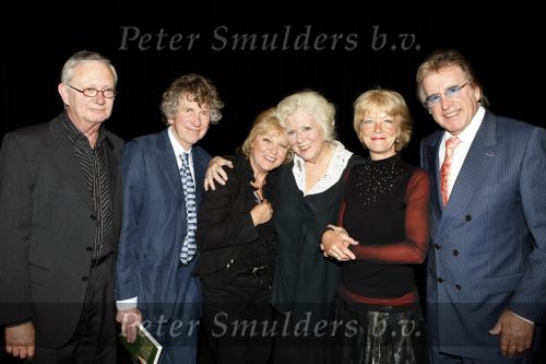 Lommel 7 juni 2009
Marie Cecile Moerdijk viert haar 80e verjaardag in schouwburg van Lommel. Met Seth Gaaikema Lee Towers broer Carlos Connie Vink en Emmy.... violiste
Peter Smulders bv