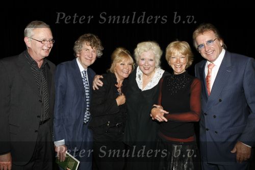 Lommel 7 juni 2009
Marie Cecile Moerdijk viert haar 80e verjaardag in schouwburg van Lommel. Met Seth Gaaikema Lee Towers broer Carlos Connie Vink en Emmy.... violiste
Peter Smulders bv