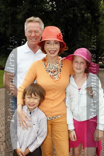 Kaatsheuvel 2 augustus 2009
Premiere show in de efteling. Marijke Helwegen met man en kleinkinderen
Peter Smulders bv