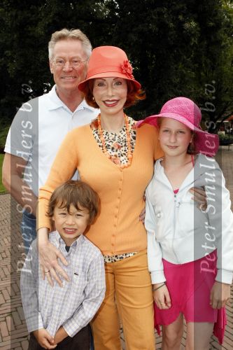 Kaatsheuvel 2 augustus 2009
Premiere show in de efteling. Marijke Helwegen met man en kleinkinderen
Peter Smulders bv