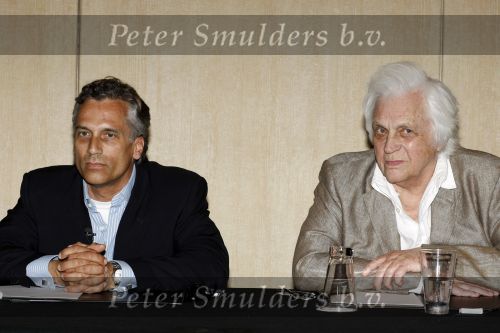 Amsterdam 1 juli 2009
Robert Schoemacher en zijn vader Matthijs tijdens persconferentie in het hilton hotel waar ze bekendmaken dat de familie Malenstein van de Bergmann kliniek 
hun kliniek overgenomen heeft.  Wel blijven ze werken voor hen.
Peter Smulders bv