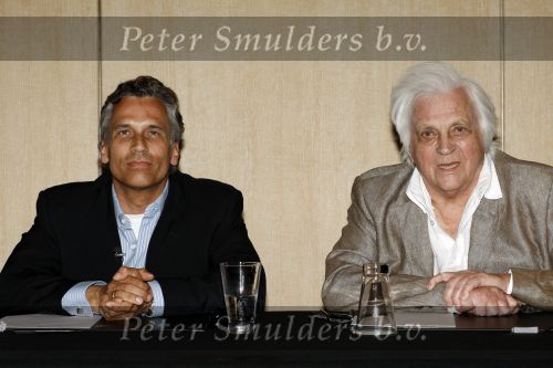 Amsterdam 1 juli 2009
Robert Schoemacher en zijn vader Matthijs tijdens persconferentie in het hilton hotel waar ze bekendmaken dat de familie Malenstein van de Bergmann kliniek 
hun kliniek overgenomen heeft.  Wel blijven ze werken voor hen.
Peter Smulders bv