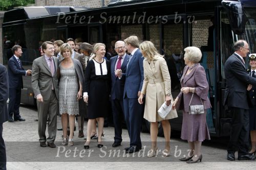 Apeldoorn 6 juni 2009
De koninklijke familie bezoekt paleis het Loo een maand na de aanslag. Koningin Beatrix Maxima Prins Willem Alexander Prins Constantijn Prinses Laurentien Prinses Mabel Pieter v Vollenhoven Prins Maurits Prinses Marilene Prins Floris Prinses Annette Prins Bernhard jr Prinses Anita en Prins Pieter Christiaan
Peter Smulders bv